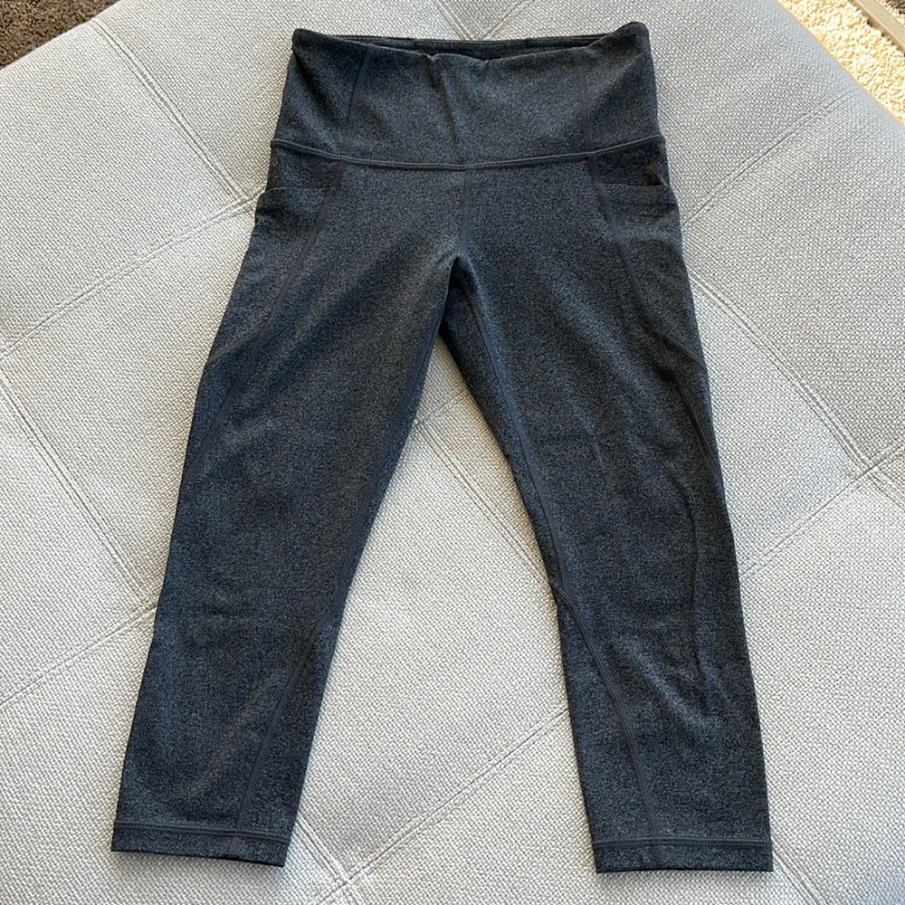 Athleta Salutation Stash Pocket Capri. XSP. Gray Heater. EUC.